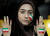 한 이란 여성이 머리에 히잡을 쓴 채 축구 경기를 관람하고 있다. [로이터=연합뉴스]