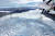 그린란드 중서부 일루리사트. 경비행기에서 내려다 본 아이스피오르 빙하의 빙붕면. 빙하는 주름을 만들며 흐르다가 이곳에서 폭포처럼 떨어져 바다로 흘러간다. 최정동 기자