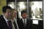 아베 신조 일본 총리(왼쪽)가 아이젠하워 전 미국 대통령의 손녀인 메리 진 아이젠하워(가운데), 모테기 외상 등과 함께 미일안보조약 60주년 기념 리셉션에 참가했다. [AP=연합뉴스]
