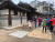 명절을 맞아 나들이 나온 가족 방문객들이 서울 종로구 운현궁에서 민속놀이를 즐기고 있다. [사진 서울시]
