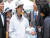 신격호 롯데그룹 명예회장(사진 가운데)가 2011년 5월에 열린 둔기리 마을잔치에 참여해 주민들과 이야기를 나누고 있다. 사진 맨 오른쪽 검은 모자를 쓴 여성은 신 명예회장의 장녀인 신영자 전 롯데삼동복지재단 이사장. [중앙포토]