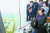 2017년 5월 신 명예회장이 임직원들과 함께 서울 송파구 롯데월드타워 전망대 ‘서울스카이’를 둘러보고 있다. [사진 롯데지주·21세기북스]