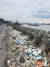 상하이 빈장 산림공원 강변 산책길에 폐스티로폼, 플라스틱 등을 비롯한 각종 해양 쓰레기가 쌓여 있다. [중앙포토]