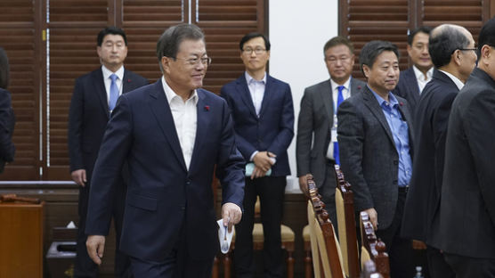 일감 떨어진 조선업·자동차 두고 文“제조업 기지개 켰다”