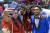 스리랑카 쌍둥이들이 20일(현지시간) 기네스 기록을 깨기 위해 수도 콜롬보의 한 스디움에서 열린 행사에 참가해 기념사진을 찍고 있다. [EPA=연합뉴스]