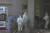 방호복을 입은 의료진이 20일(현지시간) 중국 우한에서 신종 코로나바이러스 감염 환자를 병원으로 이송하고 있다. [로이터=연합뉴스] 