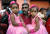 스리랑카의 한 쌍둥이와 아빠가 20일(현지시간) 기네스 기록을 깨기 위해 수도 콜롬보의 한 스디움에서 열린 행사에 참가하고 있다. [로이터=연합뉴스]