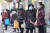 마스크를 쓴 중국 시민들이 20일(현지시간) 신종 코로나바이러스 폐렴이 발병한 우한 지역의 한 수산물 도매시장에 인근에서 버스를 기다리고 있다. [EPA=연합뉴스] 