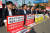 한국세무사고시회 회원들이 지난해 9월 서울역에서 세무사법 개정안 반대 시위를 열고 있다. 뉴스1