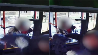 [영상]"내려달라" 승객이 욕설하며 버스기사 '대걸레 폭행' 