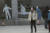 의료진이 20일(현지시간) 중국 우한에서 신종 코로나바이러스 감염 환자를 병원으로 이송하고 있다. [로이터=연합뉴스] 