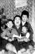 60년대 후반 아내와 아들, 딸과 함께 화목한 시간을 보내고 있는 신영균. [사진 신영균예술문화재단]