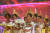 기네스 기록을 깨기위한 스리랑카 쌍둥이 모임행사가 열린 20일(현지시간) 쌍둥이 댄서들이 수도 콜롬보의 한 스디움에서 공연을 하고 있다. [AFP=연합뉴스]