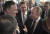 19일 베를린 회담에서 만난 마이크 폼페이오 미국 국무장관(왼쪽)과 푸틴 러시아 대통령이 대화하고 있다. [EPA=연합뉴스]