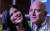제프 베조스 아마존 창립자가 지난 16일 인도 뭄바이에서 열린 행사에 자신과 불륜관계 의혹이 제기된 전 방송기자이자 앵커 출신의 로렌 산체스와 함께 참석해 사진을 찍고 있다. [EPA=연합뉴스]