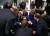 19일 독일 베를린에서 열린 리비아 내전 사태 중재 회담에서 앙겔라 메르켈 독일 총리(오른쪽 쇼파에 앉은 사람)와 블라디미르 푸틴 러시아 대통령(왼쪽 쇼파에 앉은 사람) 등이 머리를 맞대고 대화하고 있다. 이날 주요국의 대표들은 리비아에 대한 유엔의 무기 수출 금지 조치를 준수하기로 합의했다. [AP=연합뉴스]