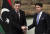주세페 콘테 이탈리아 총리(오른쪽)와 파예즈 알 사라즈 리비아통합정부 총리가 지난 11일 이탈리아 로마에서 리비아 내전 사태 등에 관해 논의한 후 악수하고 있다. [EPA=연합뉴스]