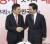황교안 자유한국당 대표(왼쪽)가 22일 국회에서 원희룡 제주지사와 인사하고 있다. 임현동 기자