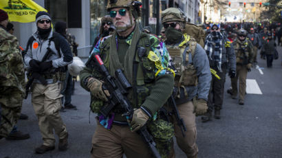 [서소문사진관] 방탄조끼에 중무장한 美 버지니아 총기시위… 경찰도 긴장해