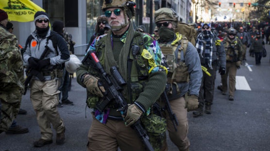 [서소문사진관] 방탄조끼에 중무장한 美 버지니아 총기시위… 경찰도 긴장해
