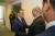 리비아 내전 사태 중재를 위해 지난 19일 독일 베를린에서 열린 회담에서 아메뉘엘 마크롱 프랑스 대통령(왼쪽)과 리비아국민군의 칼리파 하프타르 사령관이 만나 인사를 나누고 있다. [AFP=연합뉴스]