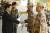 2003년 4월 28일 이라크 파병 신고 및 환송행사에 참석한 노무현 대통령이 서희부대 최광연 대령에게 지휘봉을 전달하고 있다. [중앙포토]