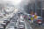 23일 서울 서초구 잠원IC 인근 경부고속도로 하행선에 차량행렬이 꼬리를 물고 있다. [뉴스1]