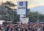한국GM 창원공장 비정규직 지회 노동자들이 지난해 12월 30일 공장 앞에서 해고 철회를 요구하는 집회를 열고 있다. [연합뉴스]