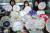 26일 오후 서울 동대문구 한국도자기 사옥에서 직원들이 역대 한국도자기 달력접시와 2020년 경자년 '하얀 쥐' 달력접시를 선보이고 있다. [연합뉴스]