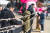 서울시 중구 남산골한옥마을에서는 1월 24~26일 설축제 '모두의 설'이 열린다. 사진은 새해 '소원지 매달기' 모습. [사진 서울시]