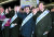 민주당 이낙연 전 총리(왼쪽 사진 오른쪽)와 이해찬 대표 등이 23일 서울 용산역에서 귀성객들에게 인사하고 있다. 이 총리는 4월 총선에서 종로 지역 출마를 결정했다. 임현동 기자