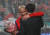 차두리가 지난 31일 서울 월드컵경기장에서 국가대표 은퇴식중 꽃다발을 전하는 아버지(차범근)와 포웅을 하고 있다. 양광삼 기자