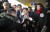 자유한국당 황교안 대표가 23일 서울역에서 귀성객과 인사를 나누고 있다. [연합뉴스]