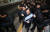 더불어민주당 이해찬 대표가 23일 서울 용산역에서 장애인 비하 발언과 관련해 장애인단체의 항의를 받으며 이동하고 있다. [연합뉴스]