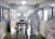 21일 태국 나콘빠톰 병원에서 감염이 의심되는 70세 환자를 옮기고 있는 병원 직원들의 모습. [EPA=연합뉴스]
