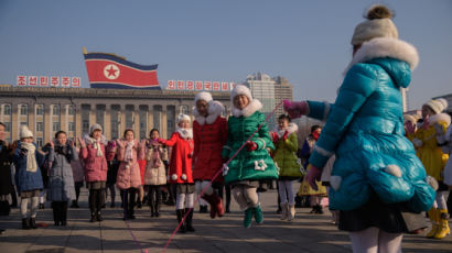 [서소문사진관]김일성광장에서 줄넘기하고, 연 날리고···北 음력설 모습 