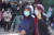 설 연휴 사흘째이자 국내에서 세 번째 우한 폐렴 확진 환자가 발생한 26일 서울 경복궁을 찾은 관람객들이 마스크를 쓰고 궁중을 둘러보고 있다.[연합뉴스]