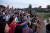앙코르와트에서 일출을 보기 위해 연못 앞에 장사진을 친 사람들.