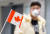 〈캐나다〉 26일(현지시간) 캐나다 토론토 피어슨 공항에서 한 여행자가 마스크를 쓰고 지나가고 있다. 캐나다 온타리오 주에서도 25일(현지시간) 처음으로 코로나바이러스 감염 화자가 발생했다. [로이터=연합뉴스]