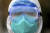 〈중국〉 26일(현지시간) 중국 후베이 성 우한에서 한 의료진이 보호장구를 착용한 채 서 있다. [AP=연합뉴스]
