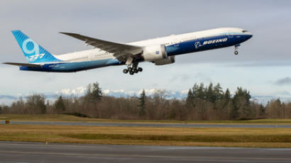 [서소문사진관]트윈 엔진, 세계 최대 여객기 777X 날다!