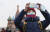 〈러시아〉 26일(현지시간) 러시아 모스크바에서 중국 관광객이 셀카를 찍고 있다. [ EPA=연합뉴스]