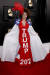 26일(현지시간) 팝가수 조이 빌라가 흰색 드레스를 펼쳐 트럼프 탄핵 메시지가 적힌 붉은색 드레스를 깜짝 선보이고 있다. [EPA=연합뉴스]