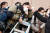 〈중국〉 26일(현지시간) 중국 베이징에서 국무원 기자회견에 참석하는 취재진들이 체온을 측정하고 있다. [로이터=연합뉴스]
