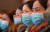 〈중국〉 25일(현지시간) 중국 우한에 투입된 의료진들이 마스크를 쓰고 주의사항을 듣고 있다. [신화=연합뉴스]