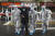 〈중국〉 26일(현지시간) 중국 후베이 성 우한에서 보호 장비를 착용한 의료진이 환자를 후송하고 있다. [AP=연합뉴스]