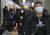  27일 오전 서울 수서역에서 귀경객들이 마스크를 쓴 채 플랫폼을 나서고 있다. [연합뉴스]