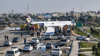 착륙 도중 공항 밖 튕겨나간 이란 여객기···탑승객 전원 구조