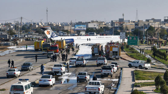 착륙 도중 공항 밖 튕겨나간 이란 여객기···탑승객 전원 구조
