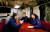 네덜란드 여성 잠수함 승조원들이 22일(현지시간) 덴헬더 기지 잠수함에서 대화하고 있다. [EPA연합뉴스]